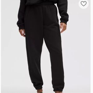 Lululemon Scuba Mid-Rise Oversized Jogger
Regular - Black